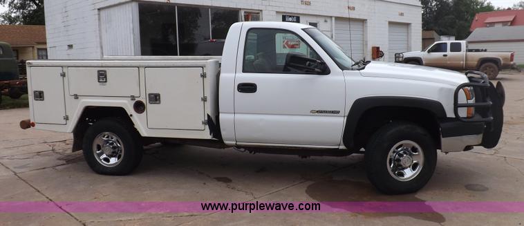 image for item I7657 2006 Chevrolet 2500 HD utility bed truck