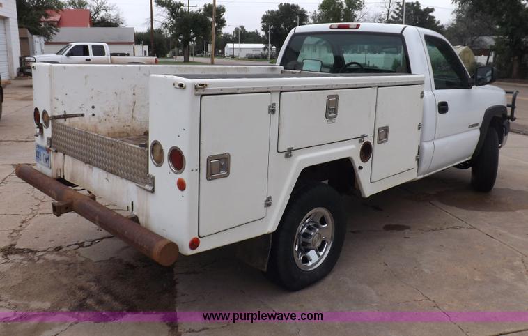 image for item I7657 2006 Chevrolet 2500 HD utility bed truck