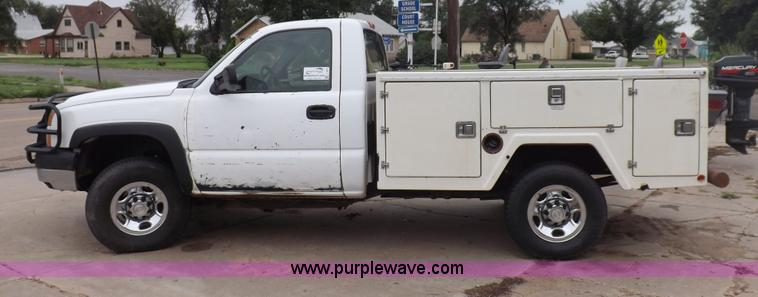 image for item I7657 2006 Chevrolet 2500 HD utility bed truck