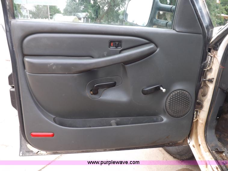 image for item I7657 2006 Chevrolet 2500 HD utility bed truck