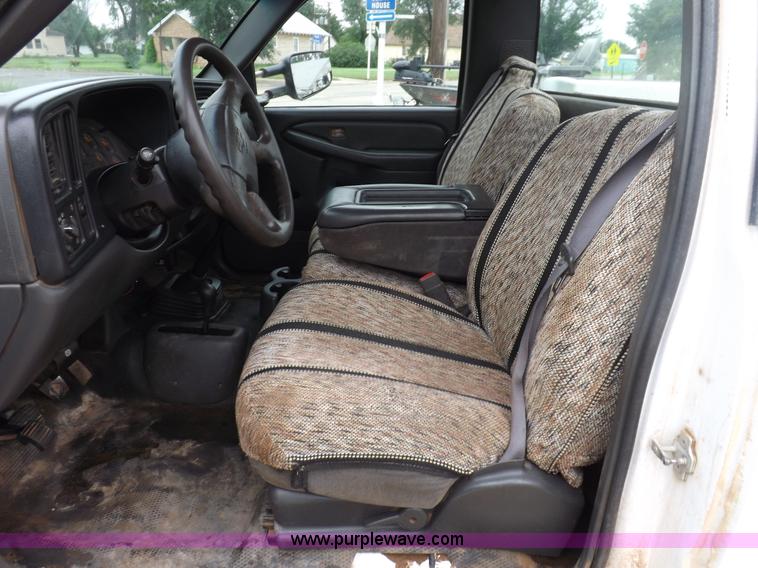 image for item I7657 2006 Chevrolet 2500 HD utility bed truck