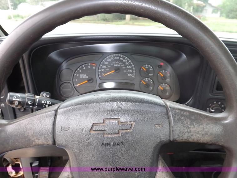 image for item I7657 2006 Chevrolet 2500 HD utility bed truck