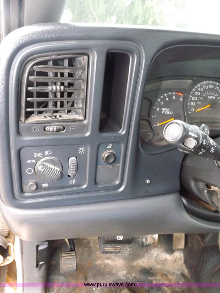 image for item I7657 2006 Chevrolet 2500 HD utility bed truck