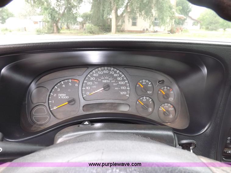 image for item I7657 2006 Chevrolet 2500 HD utility bed truck