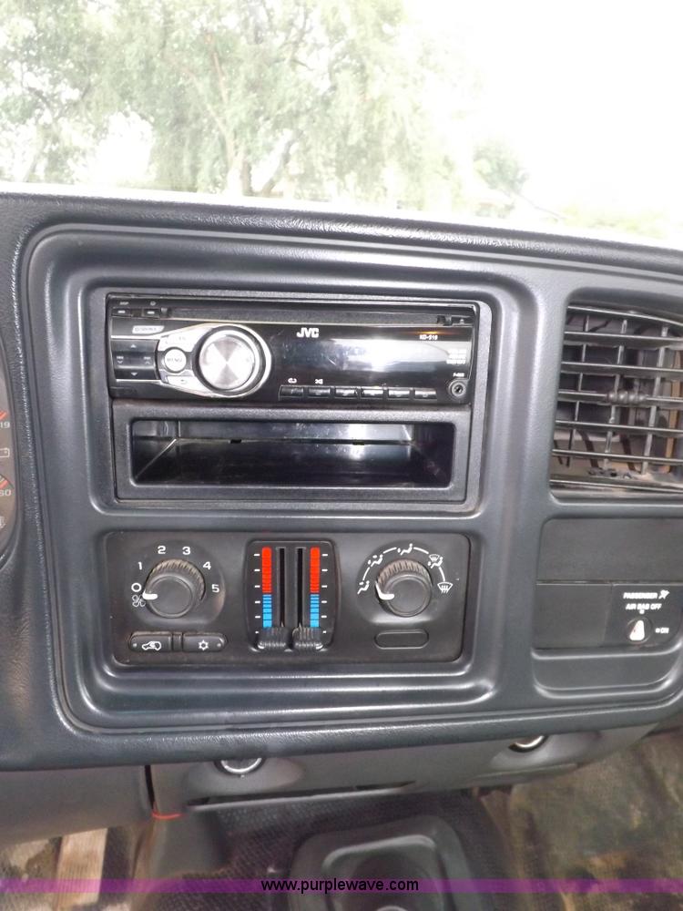 image for item I7657 2006 Chevrolet 2500 HD utility bed truck