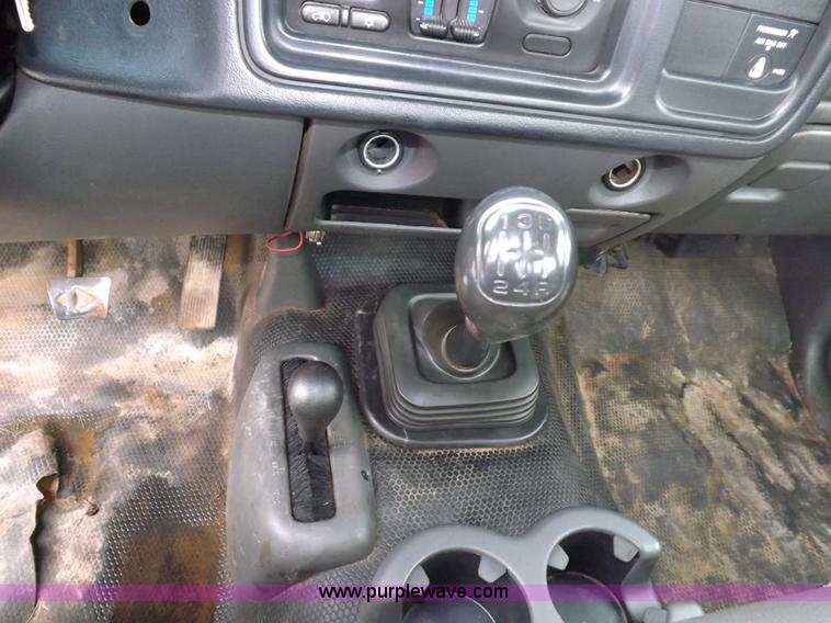 image for item I7657 2006 Chevrolet 2500 HD utility bed truck