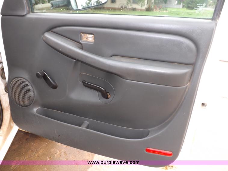 image for item I7657 2006 Chevrolet 2500 HD utility bed truck