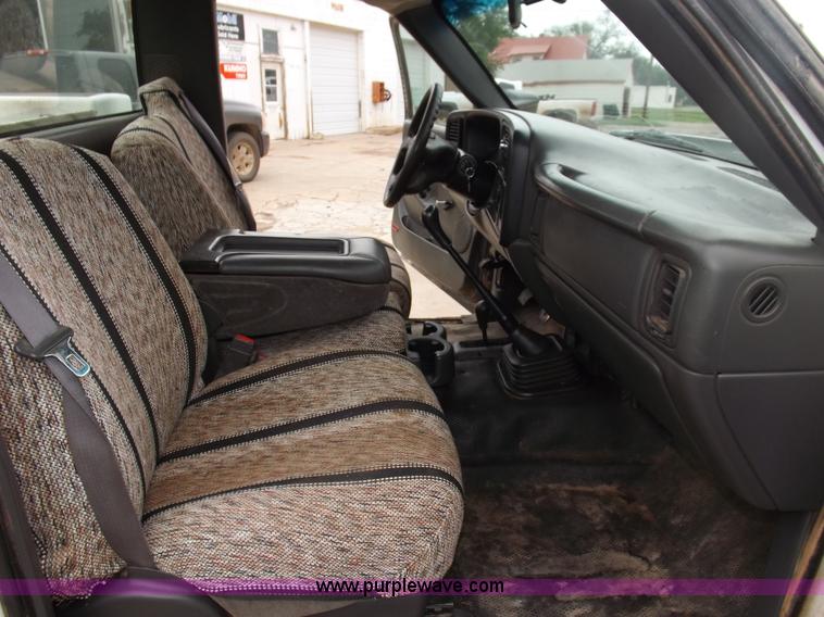 image for item I7657 2006 Chevrolet 2500 HD utility bed truck