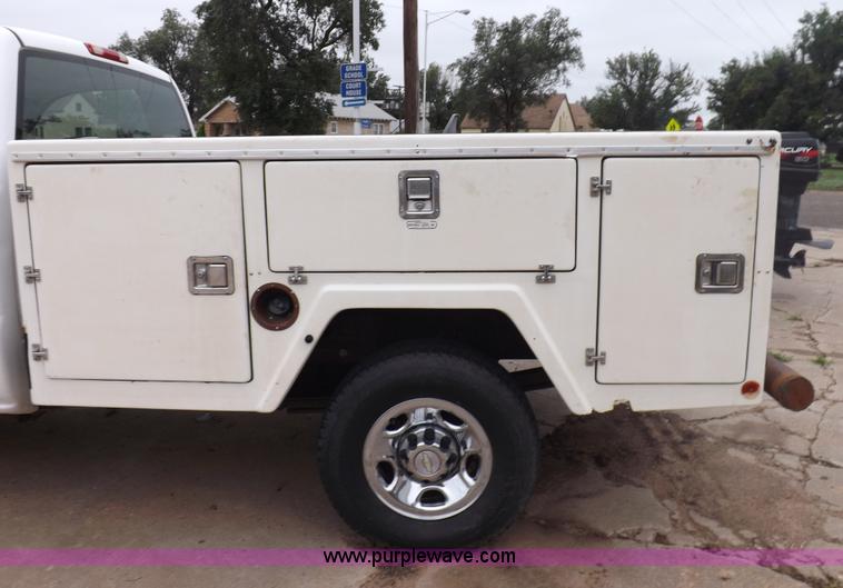 image for item I7657 2006 Chevrolet 2500 HD utility bed truck