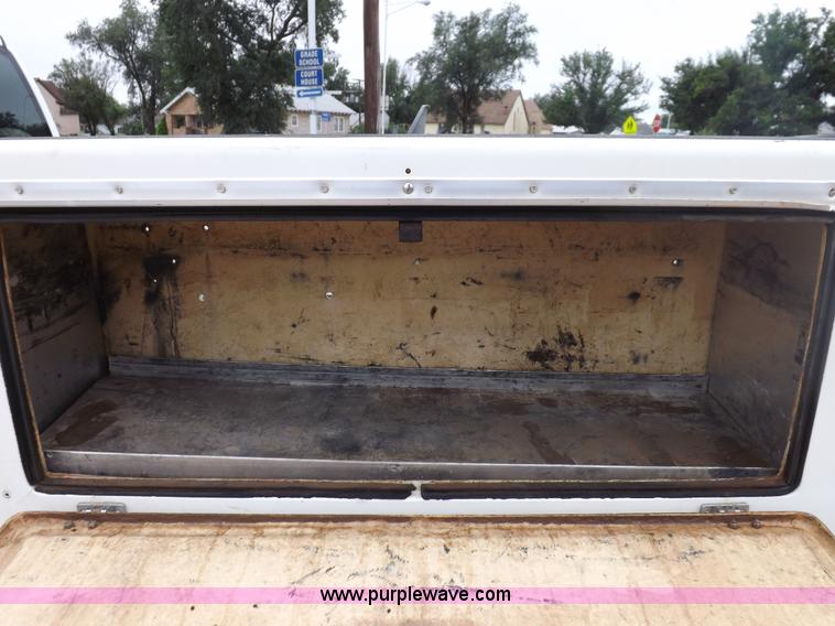 image for item I7657 2006 Chevrolet 2500 HD utility bed truck