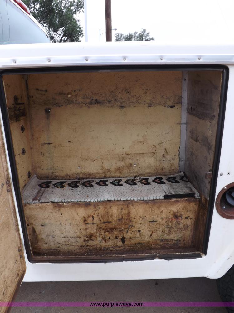 image for item I7657 2006 Chevrolet 2500 HD utility bed truck