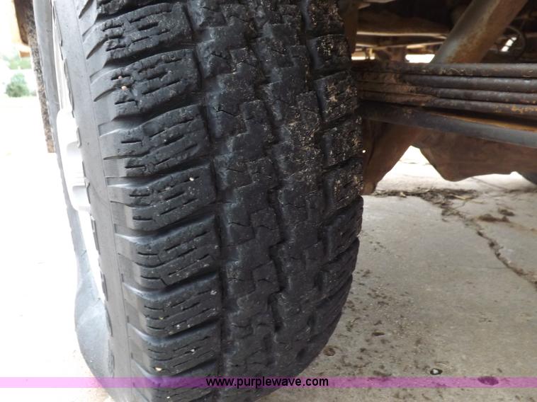 image for item I7657 2006 Chevrolet 2500 HD utility bed truck