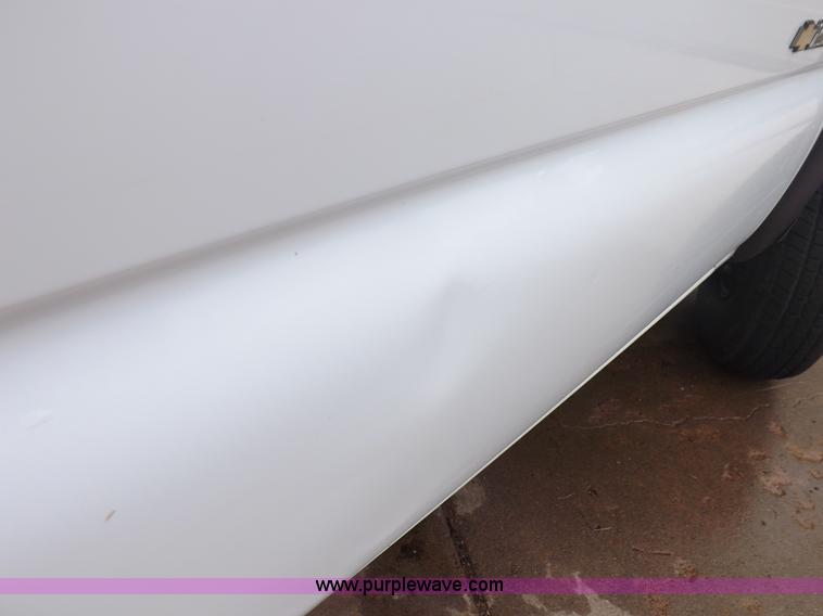 image for item I7657 2006 Chevrolet 2500 HD utility bed truck