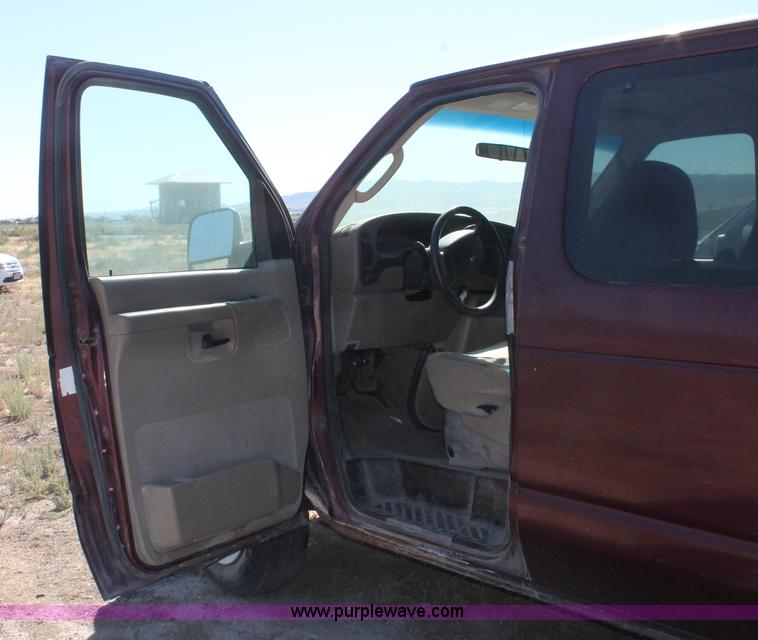image for item I7806 2006 Ford E350 Super Duty van
