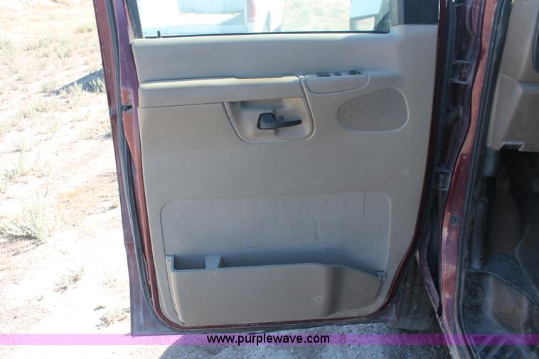 image for item I7806 2006 Ford E350 Super Duty van