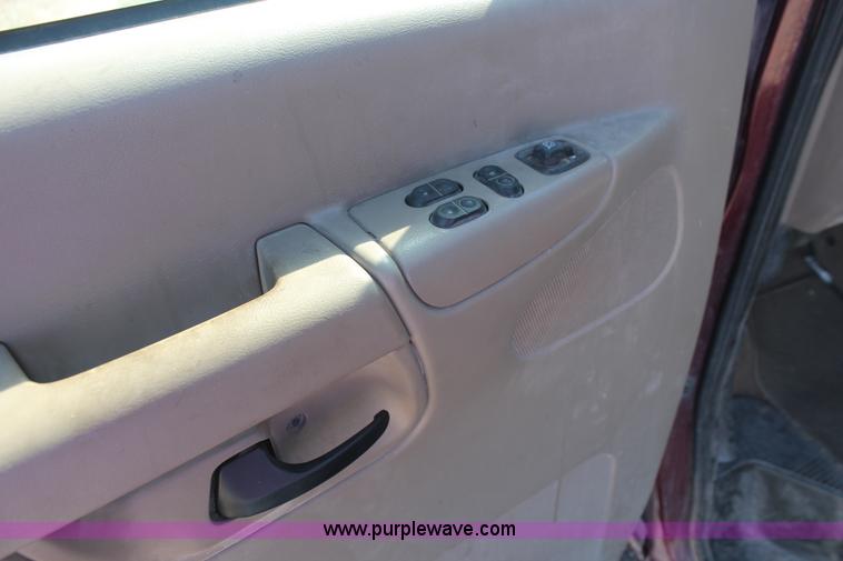 image for item I7806 2006 Ford E350 Super Duty van