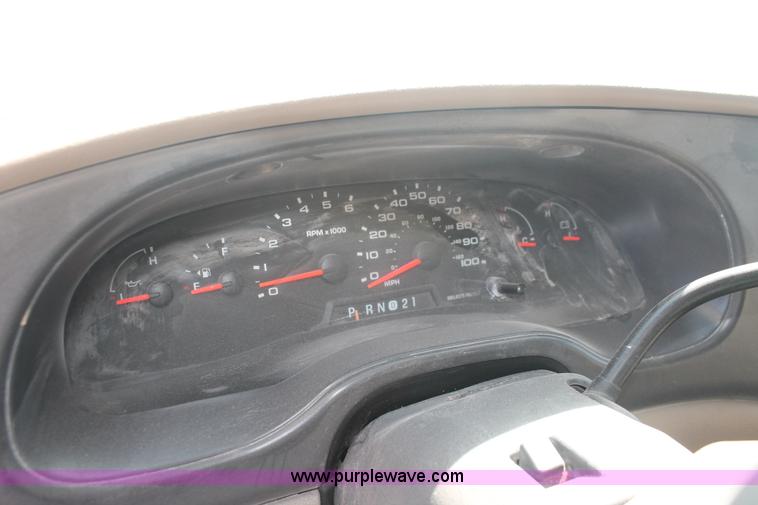 image for item I7806 2006 Ford E350 Super Duty van