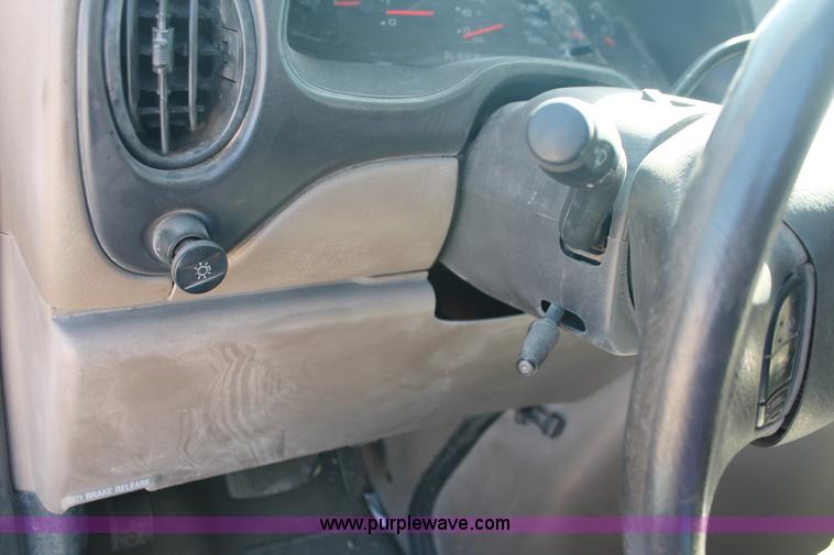 image for item I7806 2006 Ford E350 Super Duty van