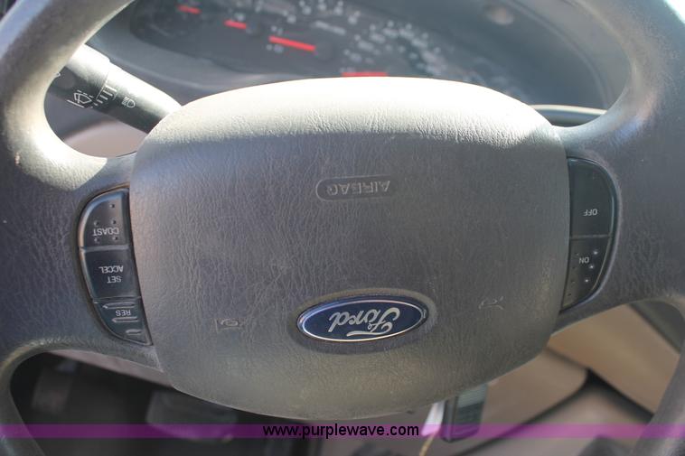 image for item I7806 2006 Ford E350 Super Duty van