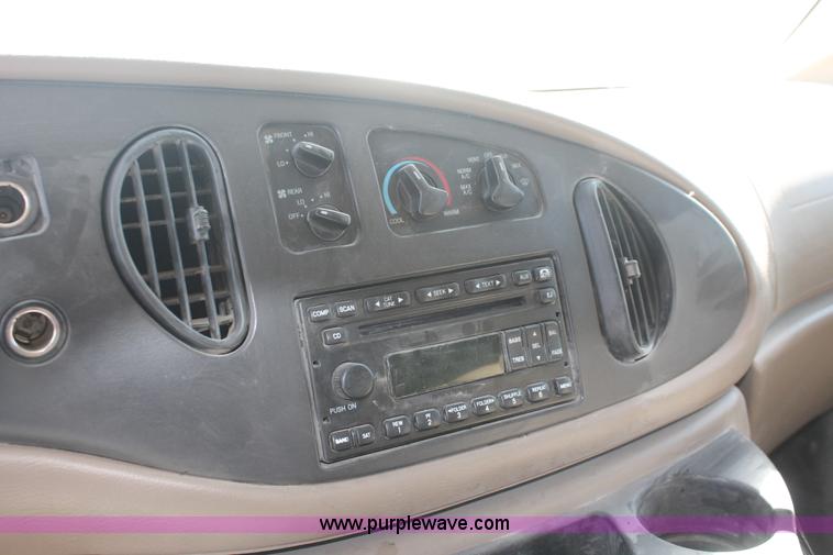 image for item I7806 2006 Ford E350 Super Duty van
