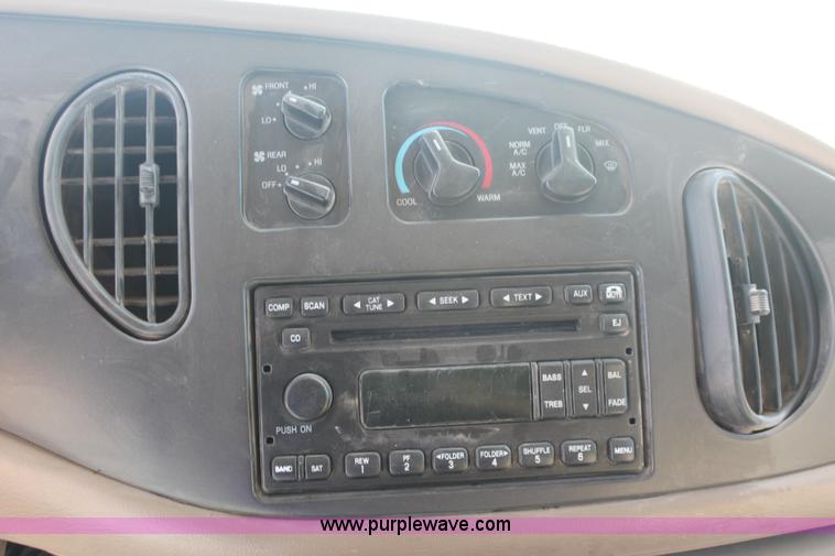 image for item I7806 2006 Ford E350 Super Duty van