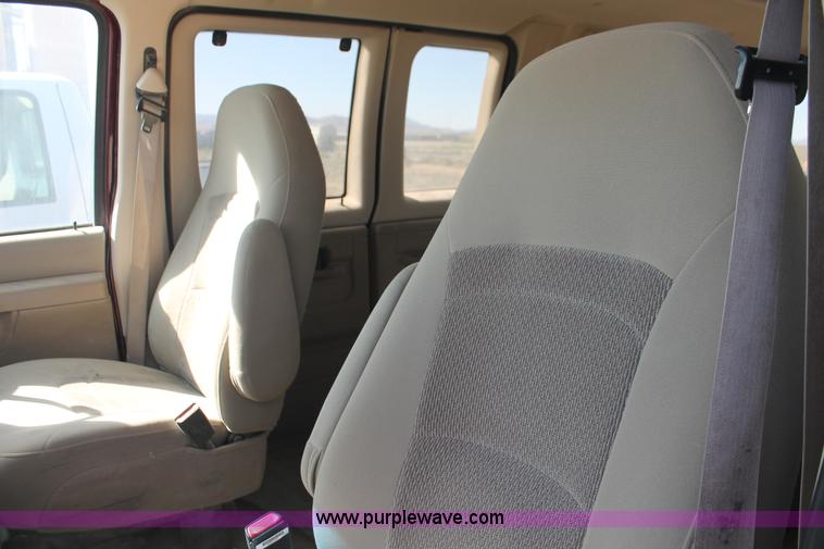 image for item I7806 2006 Ford E350 Super Duty van