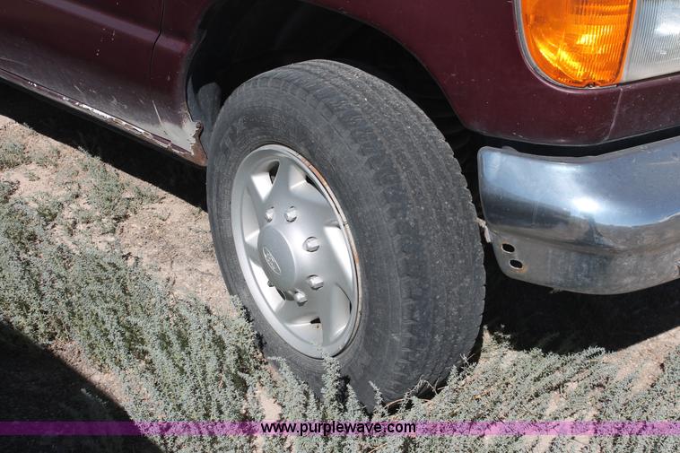 image for item I7806 2006 Ford E350 Super Duty van