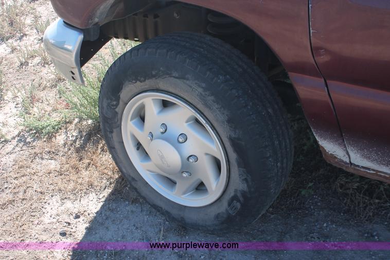image for item I7806 2006 Ford E350 Super Duty van