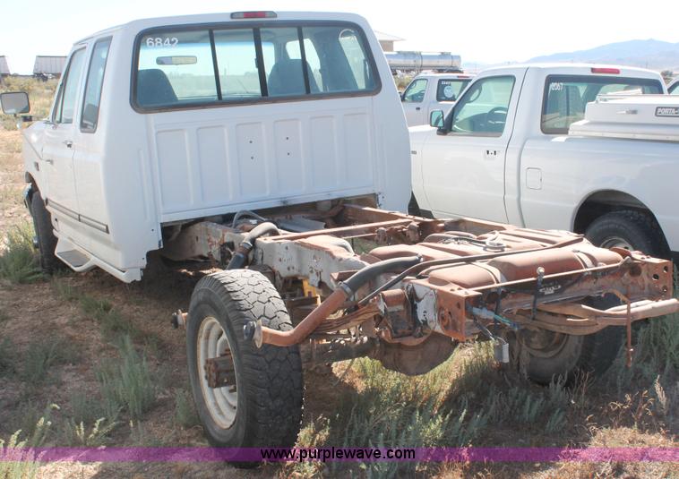 image for item I7809 1995 Ford F250 HD XL SuperCab truck cab and chassis