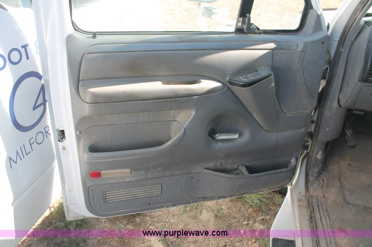 image for item I7809 1995 Ford F250 HD XL SuperCab truck cab and chassis