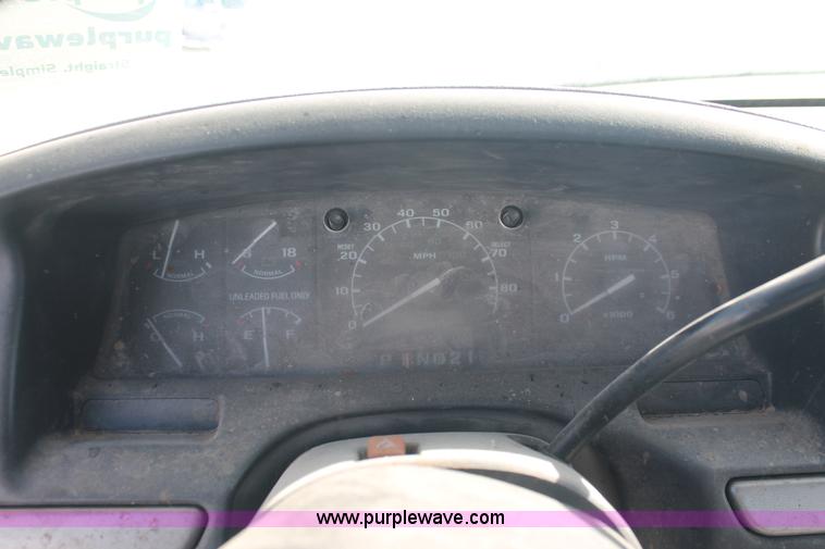 image for item I7809 1995 Ford F250 HD XL SuperCab truck cab and chassis