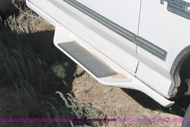 image for item I7809 1995 Ford F250 HD XL SuperCab truck cab and chassis