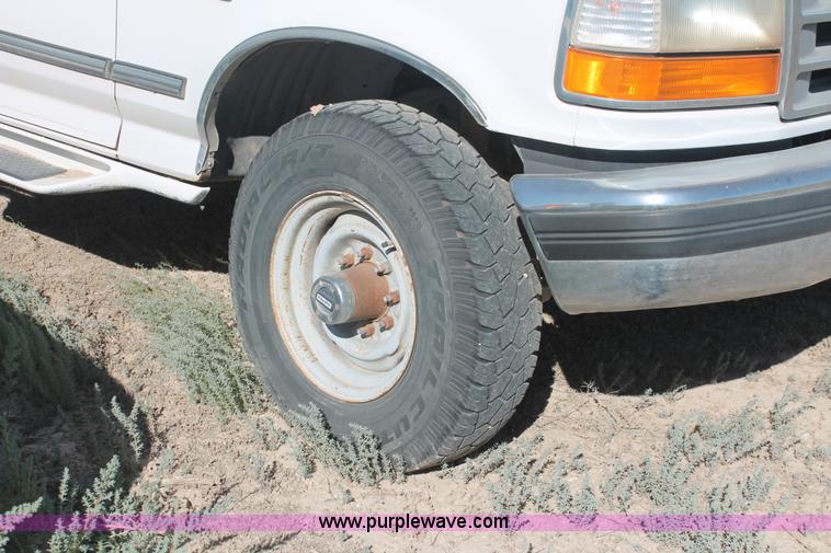 image for item I7809 1995 Ford F250 HD XL SuperCab truck cab and chassis