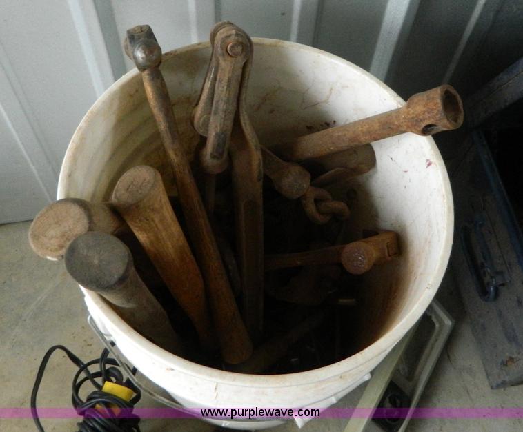 image for item AD9162 Assorted hand tools