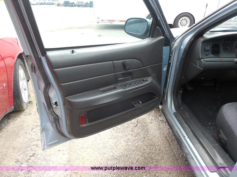 image for item D4868 2003 Ford Crown Victoria Police Interceptor