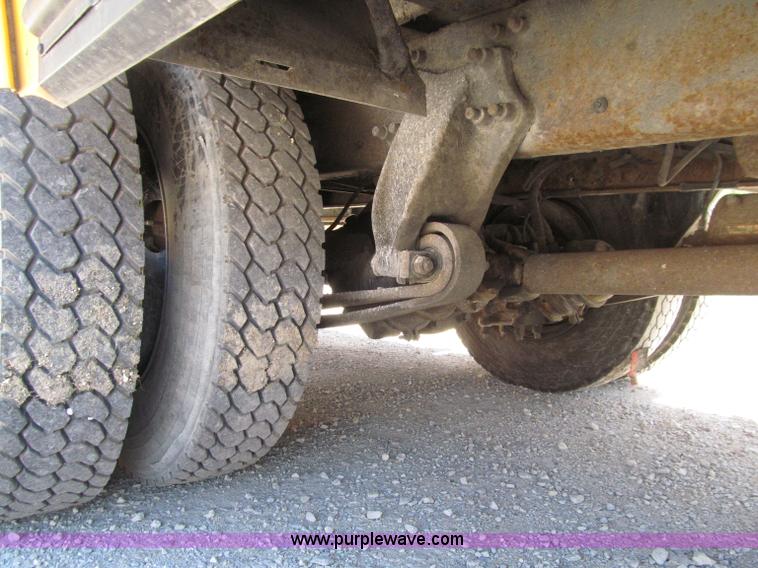 image for item D7450 2001 Freightliner FS65 Thomas school bus