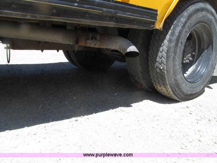 image for item D7450 2001 Freightliner FS65 Thomas school bus