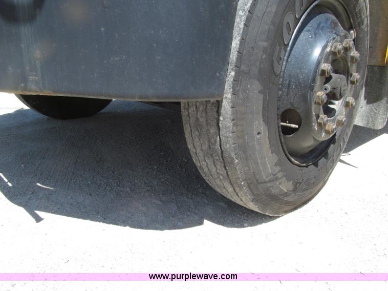 image for item D7450 2001 Freightliner FS65 Thomas school bus