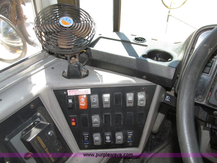 image for item D7450 2001 Freightliner FS65 Thomas school bus