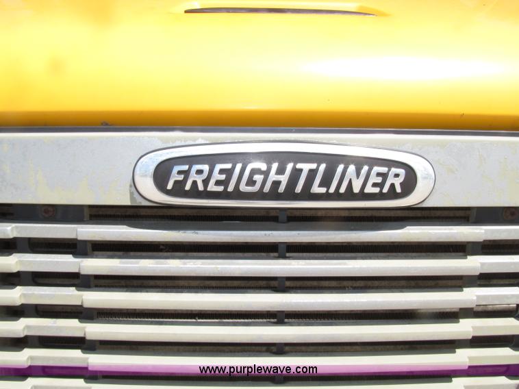 image for item D7450 2001 Freightliner FS65 Thomas school bus
