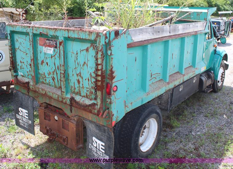 image for item F2625 2001 International 4900 dump truck