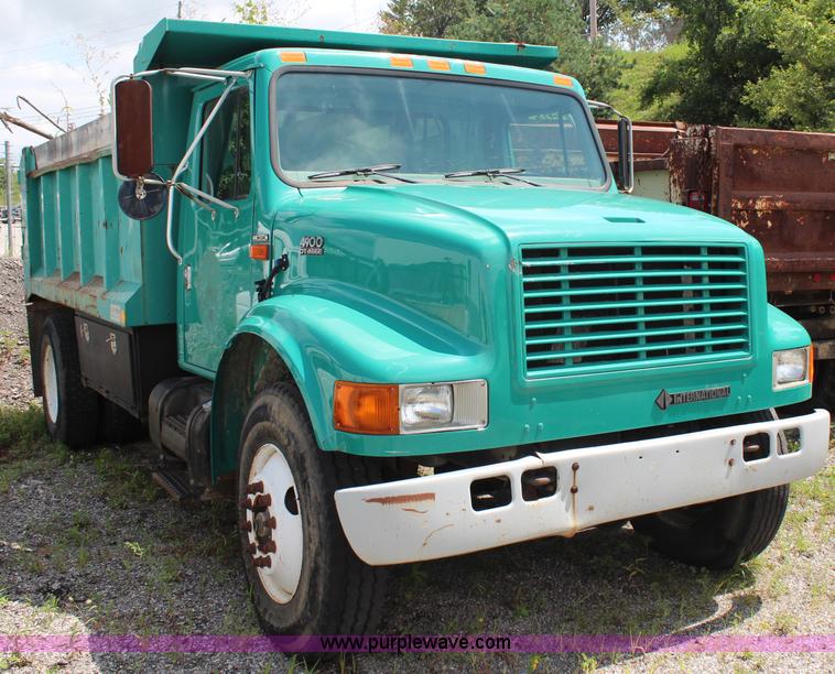 image for item F2625 2001 International 4900 dump truck