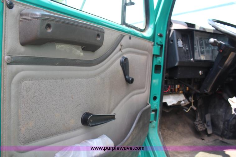 image for item F2625 2001 International 4900 dump truck