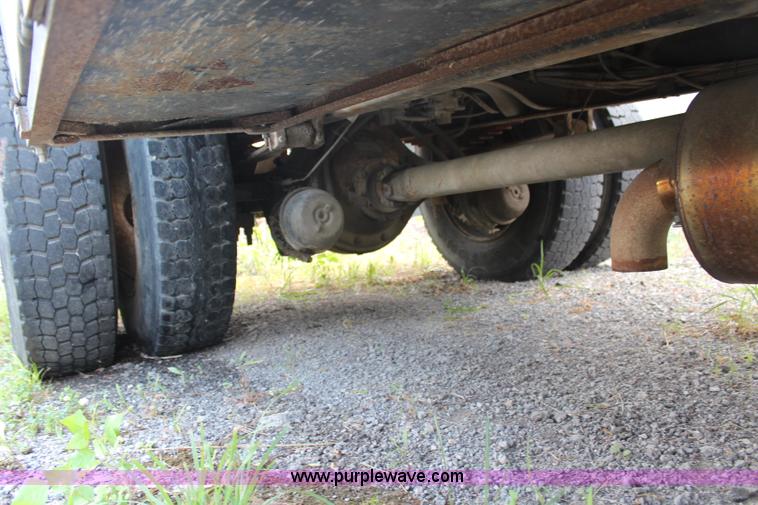 image for item F2625 2001 International 4900 dump truck