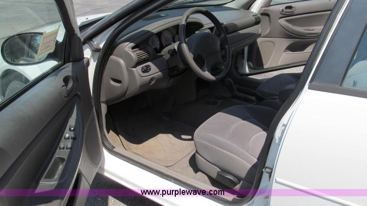 image for item G2079 2004 Dodge Stratus SE