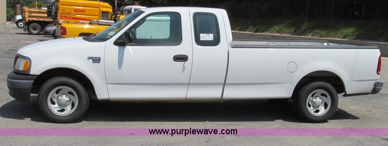 image for item G2083 2002 Ford F150 XL SuperCab pickup truck