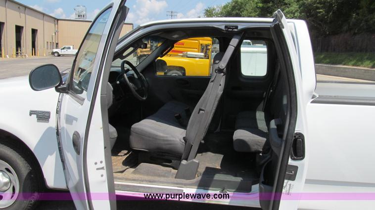 image for item G2083 2002 Ford F150 XL SuperCab pickup truck