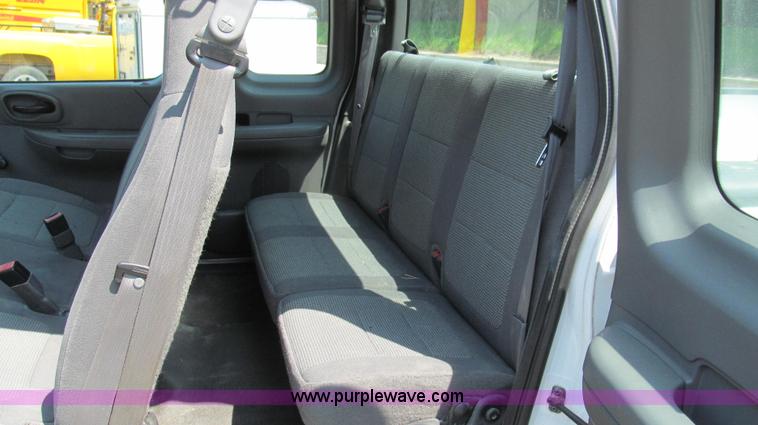 image for item G2083 2002 Ford F150 XL SuperCab pickup truck