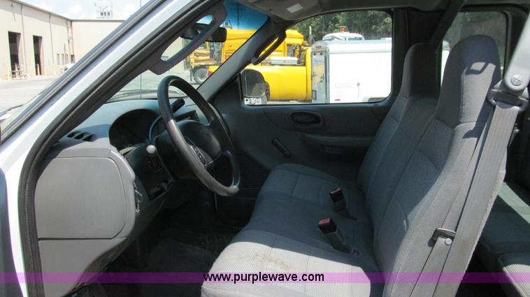 image for item G2083 2002 Ford F150 XL SuperCab pickup truck