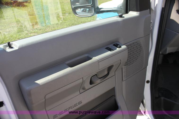 image for item G4119 2010 Ford Econoline E450 ambulance